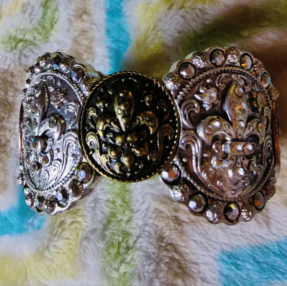 🎊Fluer De Lis Stretch Rhinestone Silver tone  Bracelet. - Picture 4 of 5